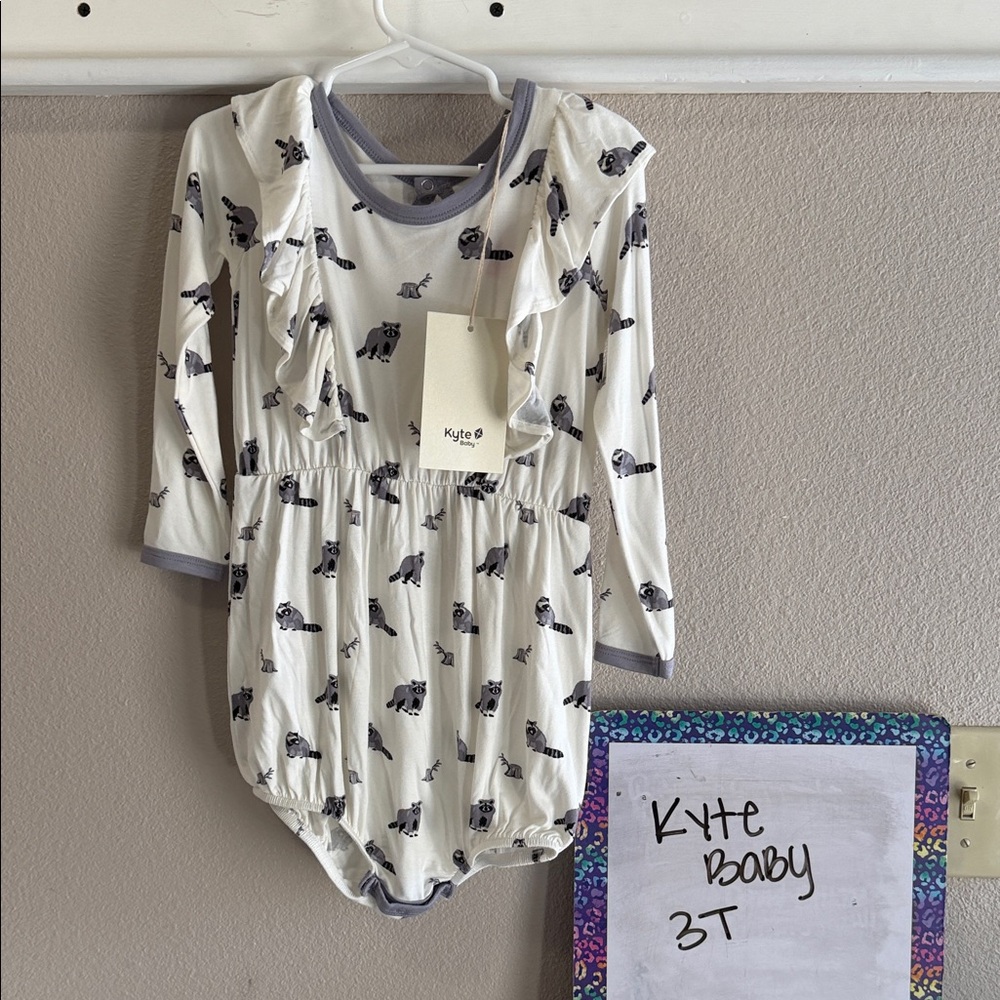 Kyte BABY Cream and Gray Patterned Romper